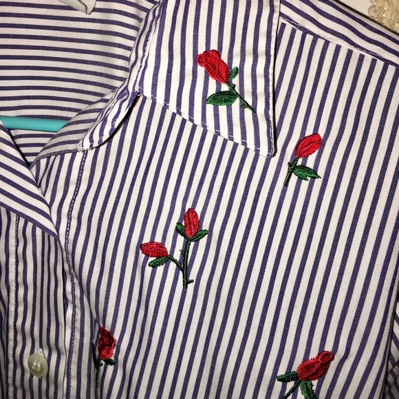 Blue&White Button with Embroidered Roses - Picture 2 of 5